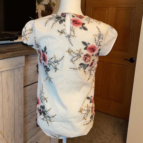Women’s floral blouse - Picture 2 of 3